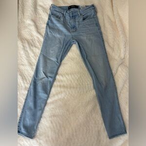 Women’s Hollister size 7 short skinny jeans. High-rise.